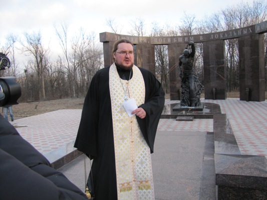 Клирик нашего храма , иерей Никита Рогожин отслужил панихиду у мемориала солдатам погибшим в локальных войнах.