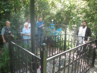 Клирик нашего храма совершил панихиду на воскресенском кладбище.