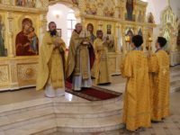 Неделя 10-я по Пятидесятнице, Предпразднство Изнесения честных древ Животворящего Креста Господня. Священномученика Вениамина, митрополита Петроградского, и иже с ним убиенных